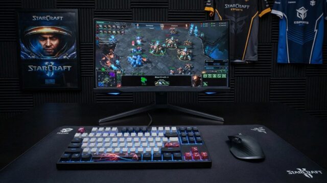 Gaming Equipment für StarCraft-Spieler: Maus, Tastatur und Monitor für Echtzeit-Strategie